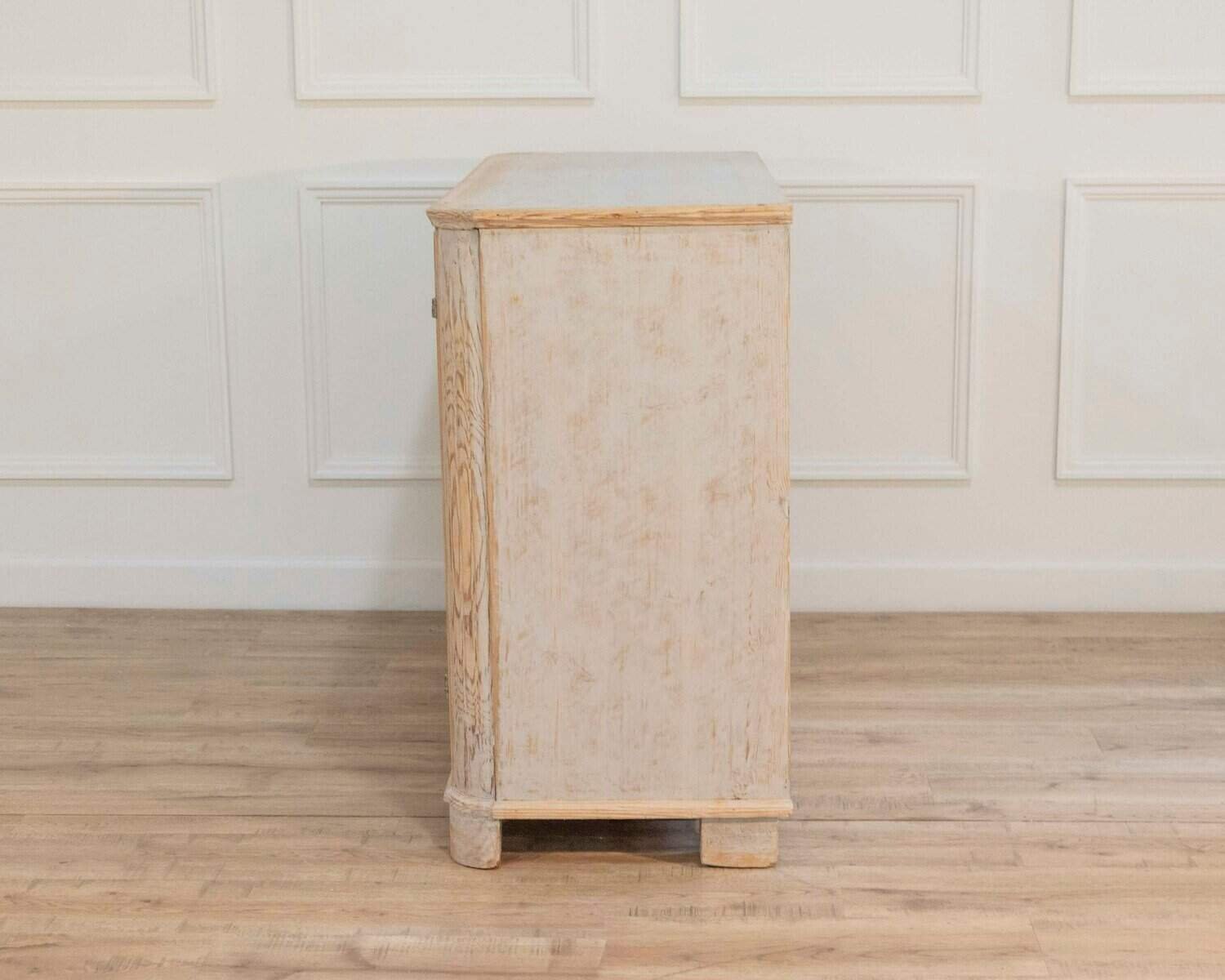 A period 2 door Gustavian buffet with reeded doors and corners, repainted in light grey Circa 1800 - JAA