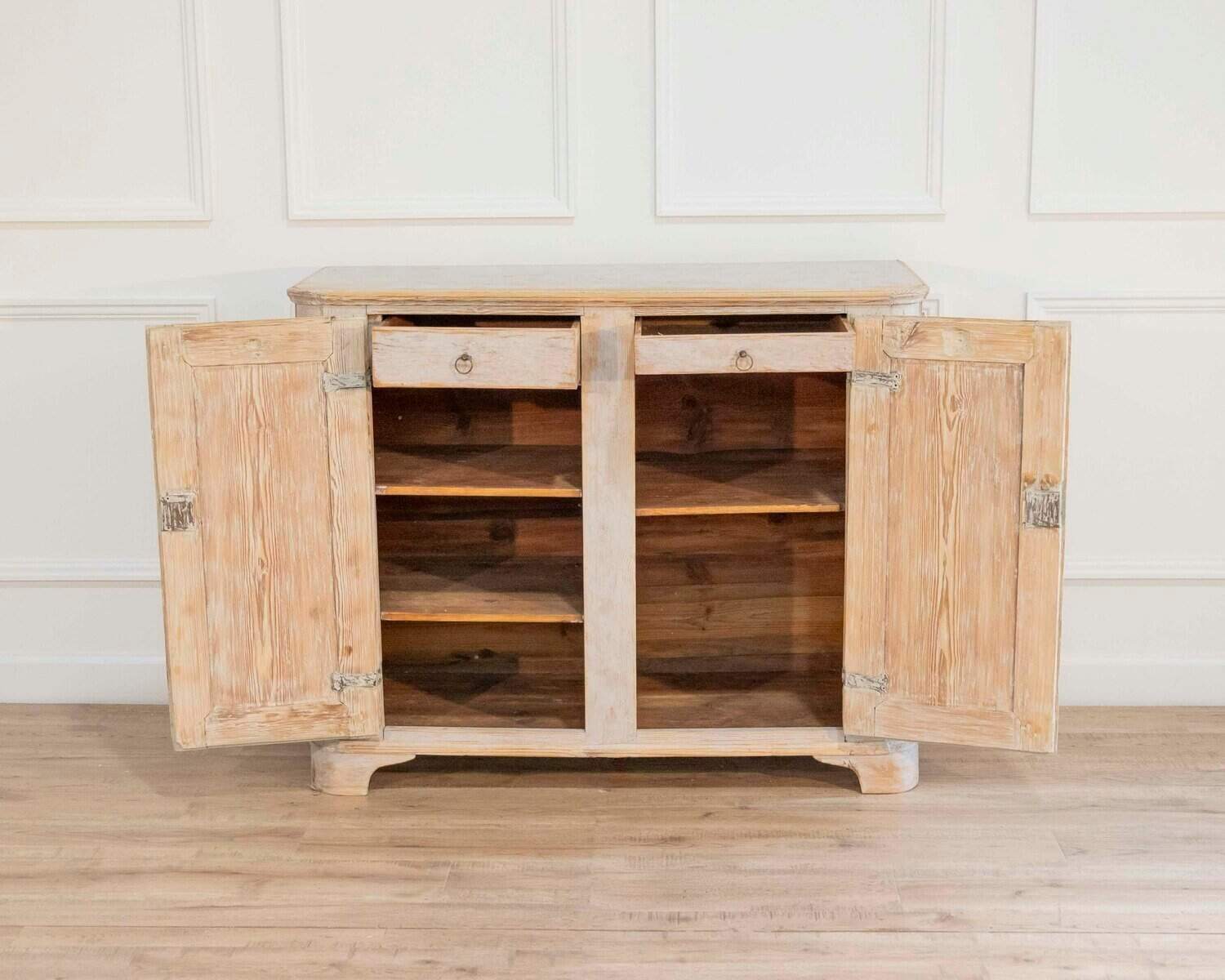 A period 2 door Gustavian buffet with reeded doors and corners, repainted in light grey Circa 1800 - JAA