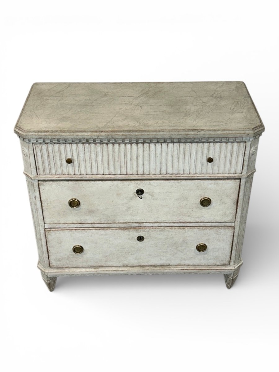 A pair of Gustavian-style chests of drawers in two shades of grey. - JAA