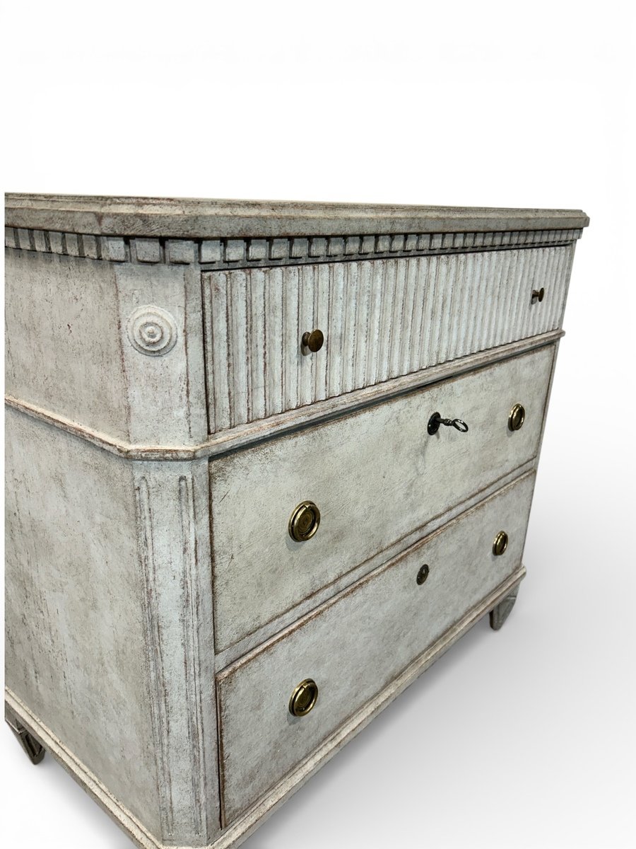 A pair of Gustavian-style chests of drawers in two shades of grey. - JAA