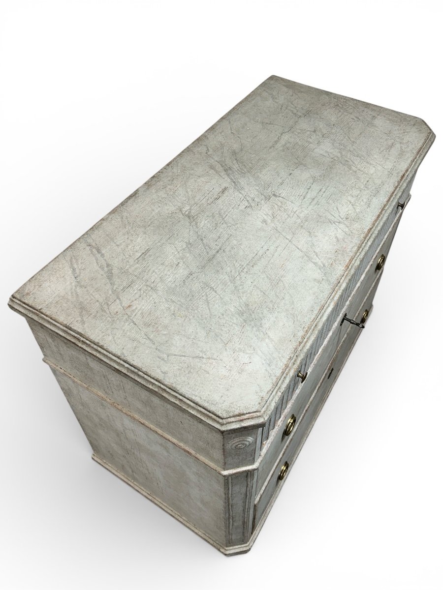 A pair of Gustavian-style chests of drawers in two shades of grey. - JAA