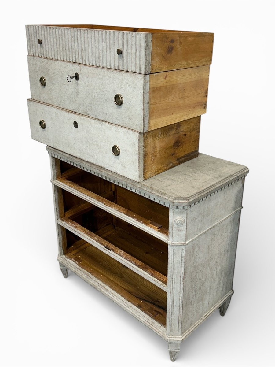 A pair of Gustavian-style chests of drawers in two shades of grey. - JAA