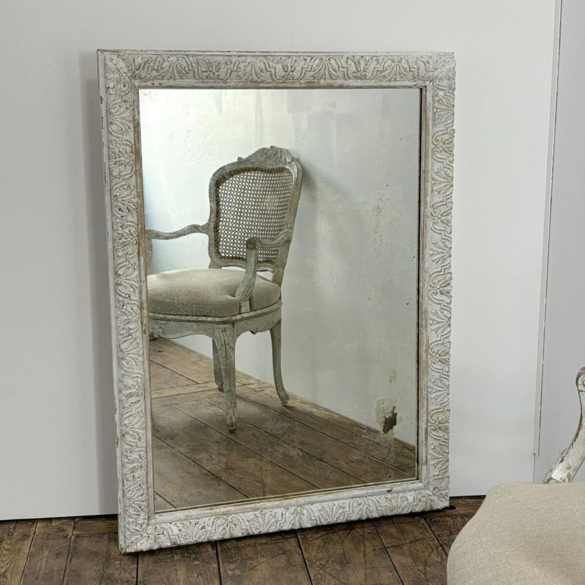 Louis XIV style mirror in wood and painted stucco. - JAA