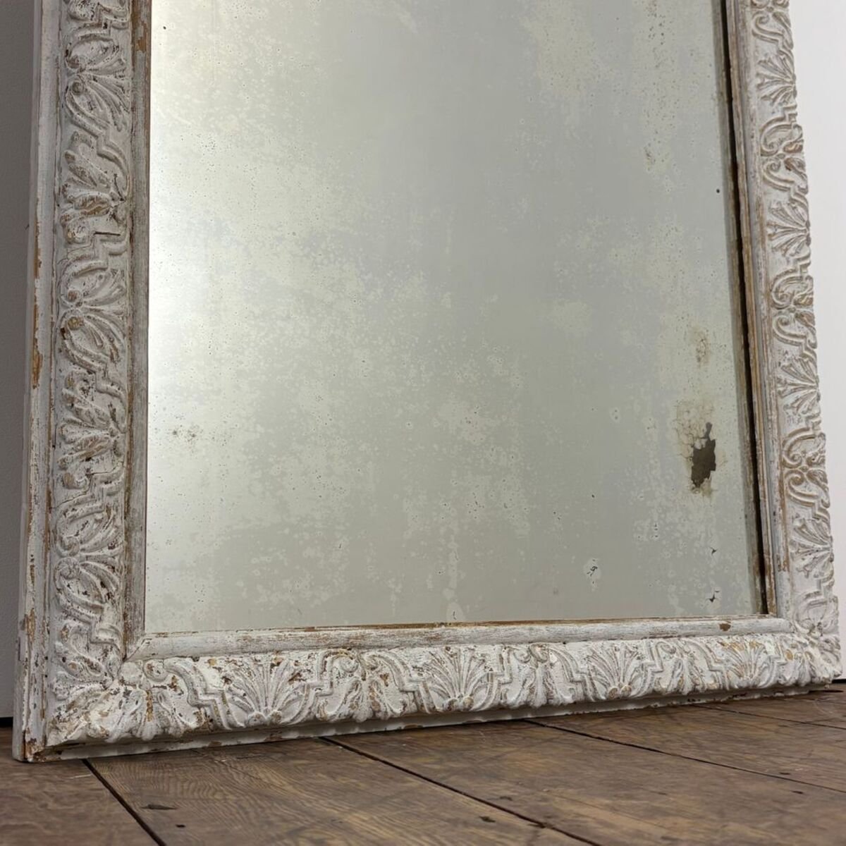 Louis XIV style mirror in wood and painted stucco. - JAA