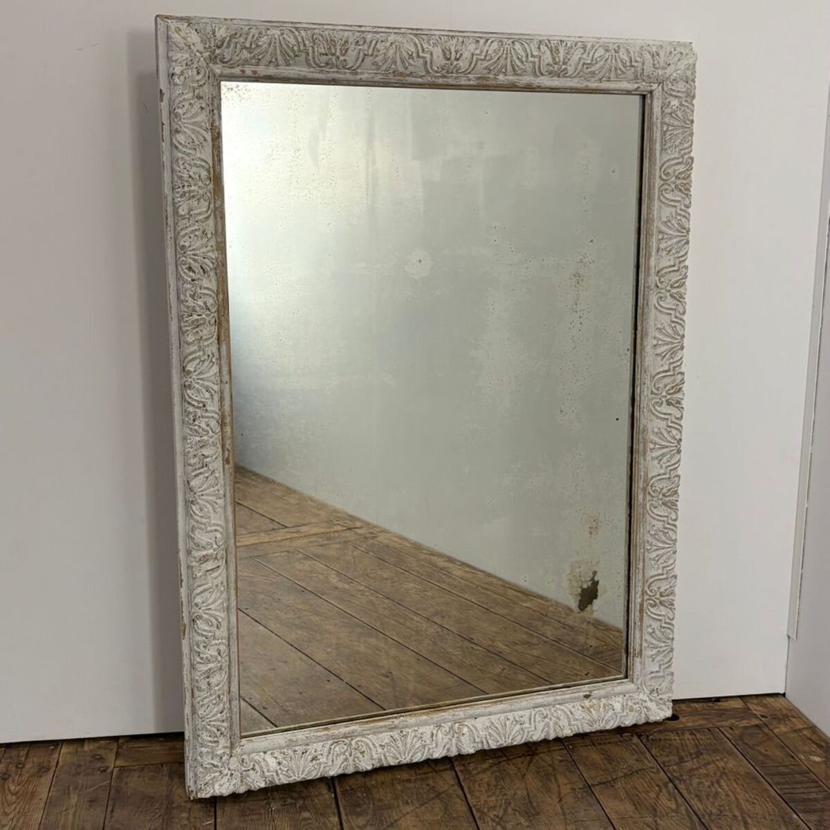 Louis XIV style mirror in wood and painted stucco. - JAA