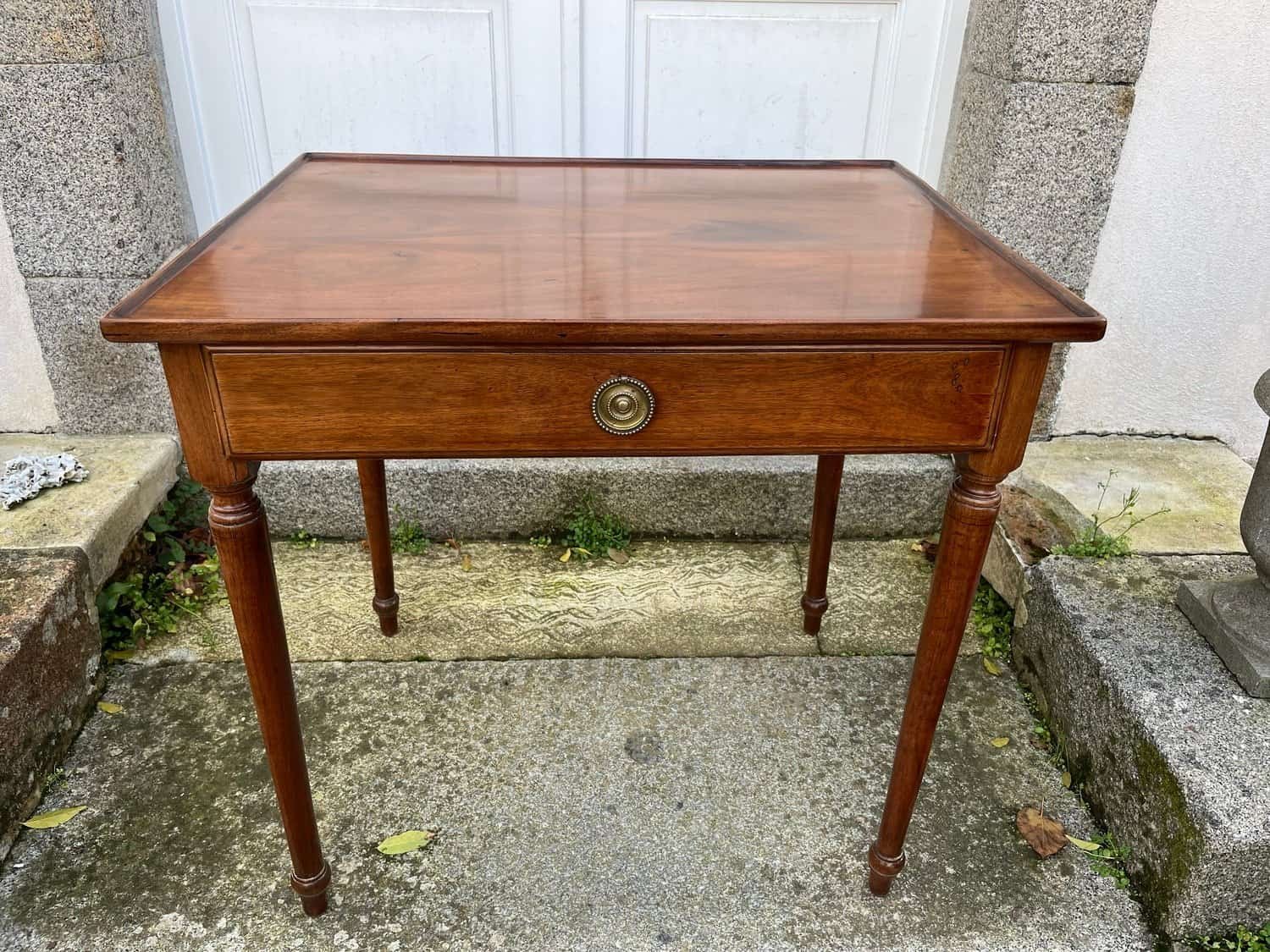 Directoire-style cabaret table - JAA