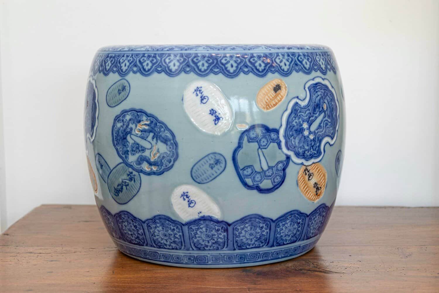 Late 19th Century Asian Porcelain Cachepot with Floating Cartouches Décor - JAA