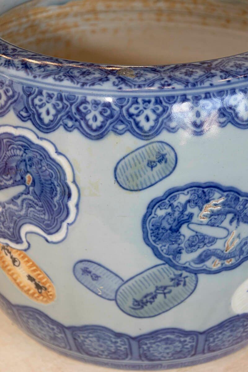 Late 19th Century Asian Porcelain Cachepot with Floating Cartouches Décor - JAA