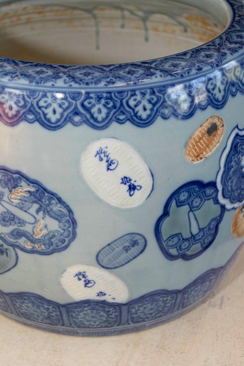 Late 19th Century Asian Porcelain Cachepot with Floating Cartouches Décor - JAA