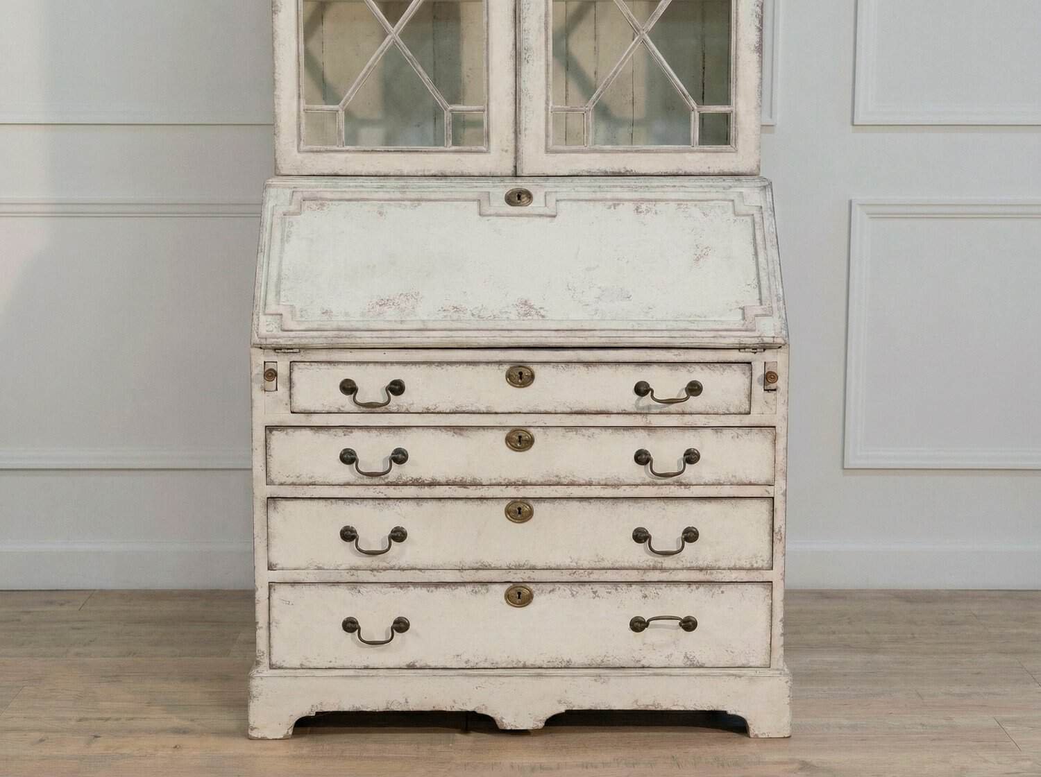 European two-part vitrine cabinet with fine carvings, circa 1790 - JAA