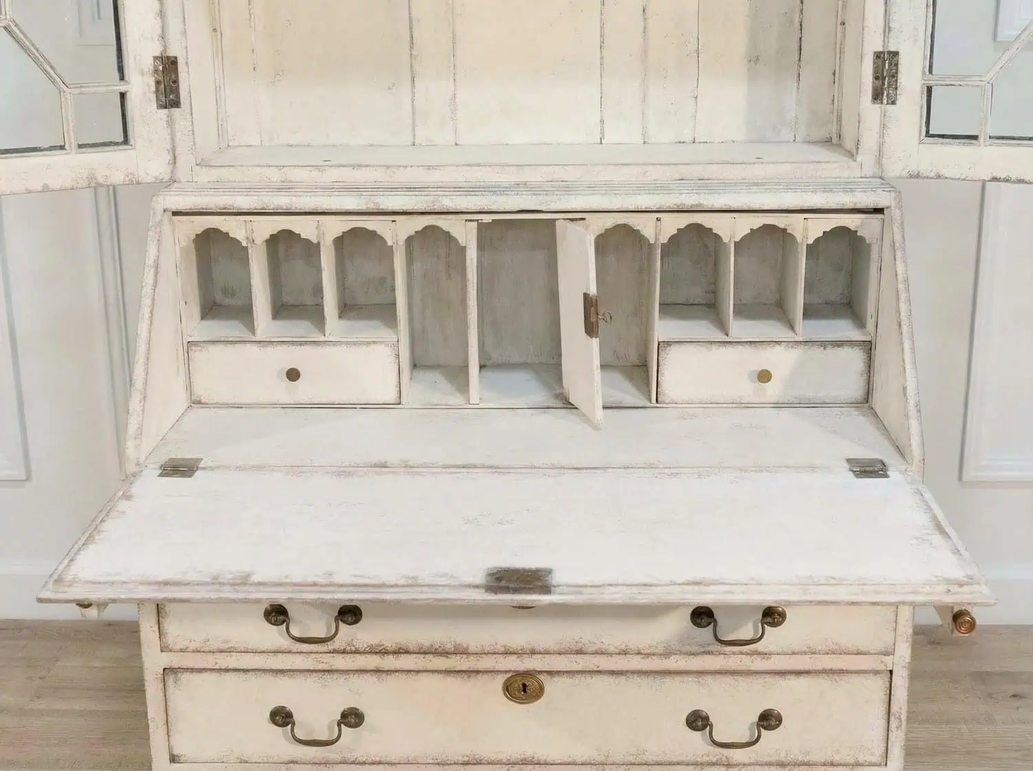 European two-part vitrine cabinet with fine carvings, circa 1790 - JAA