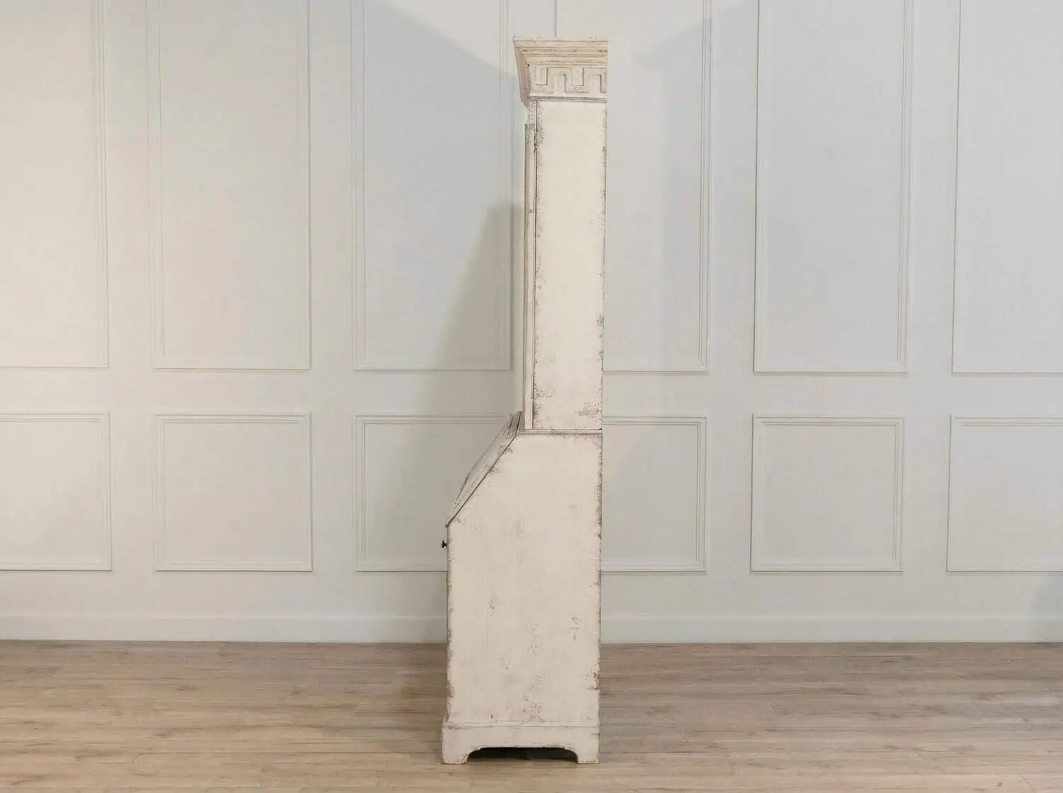 European two-part vitrine cabinet with fine carvings, circa 1790 - JAA