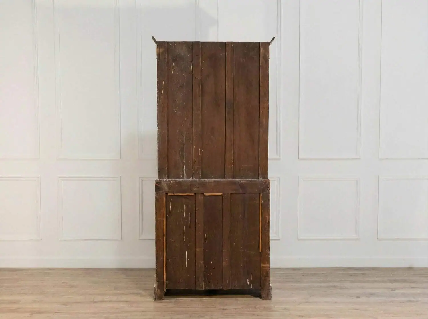 European two-part vitrine cabinet with fine carvings, circa 1790 - JAA
