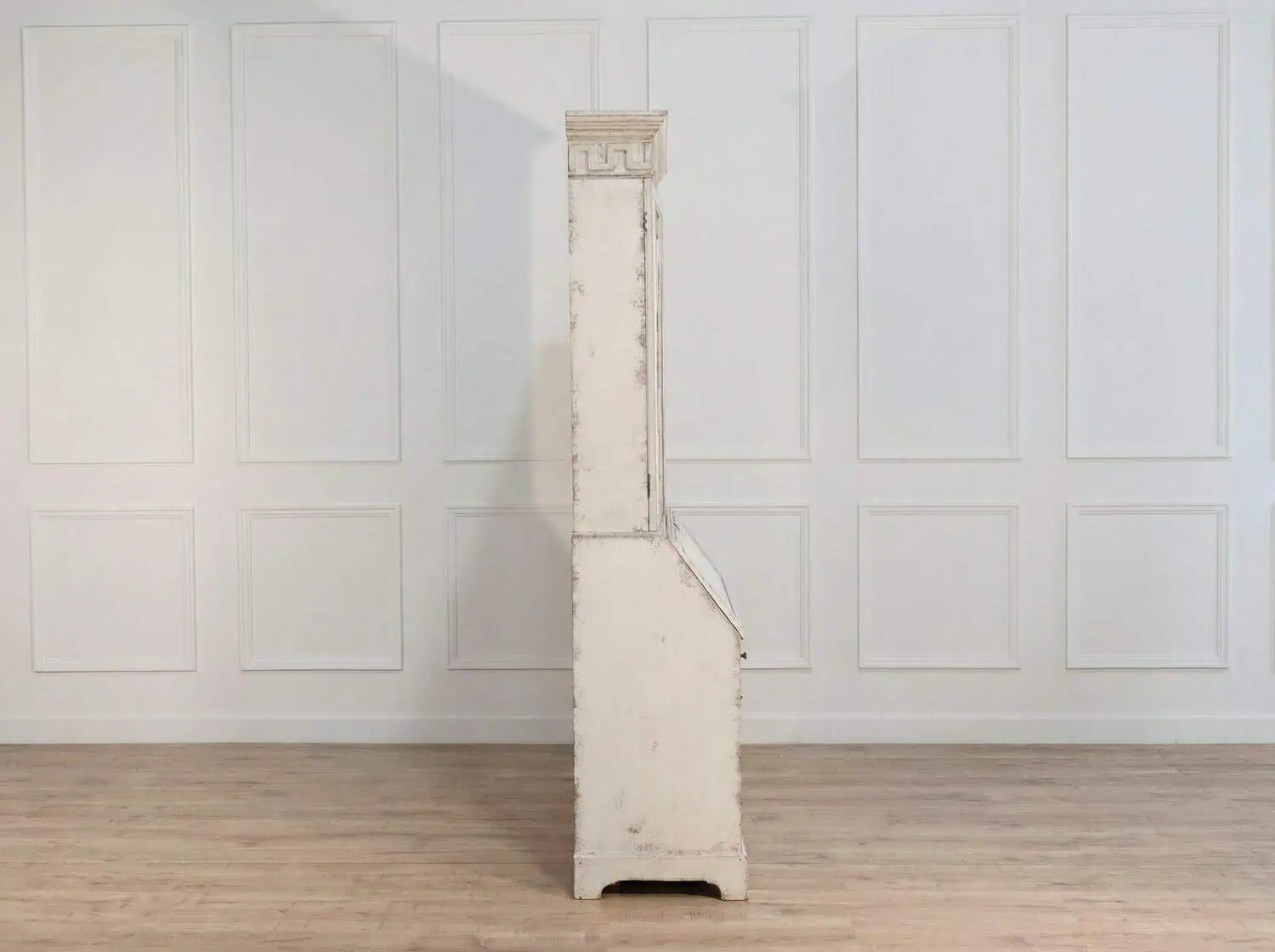 European two-part vitrine cabinet with fine carvings, circa 1790 - JAA