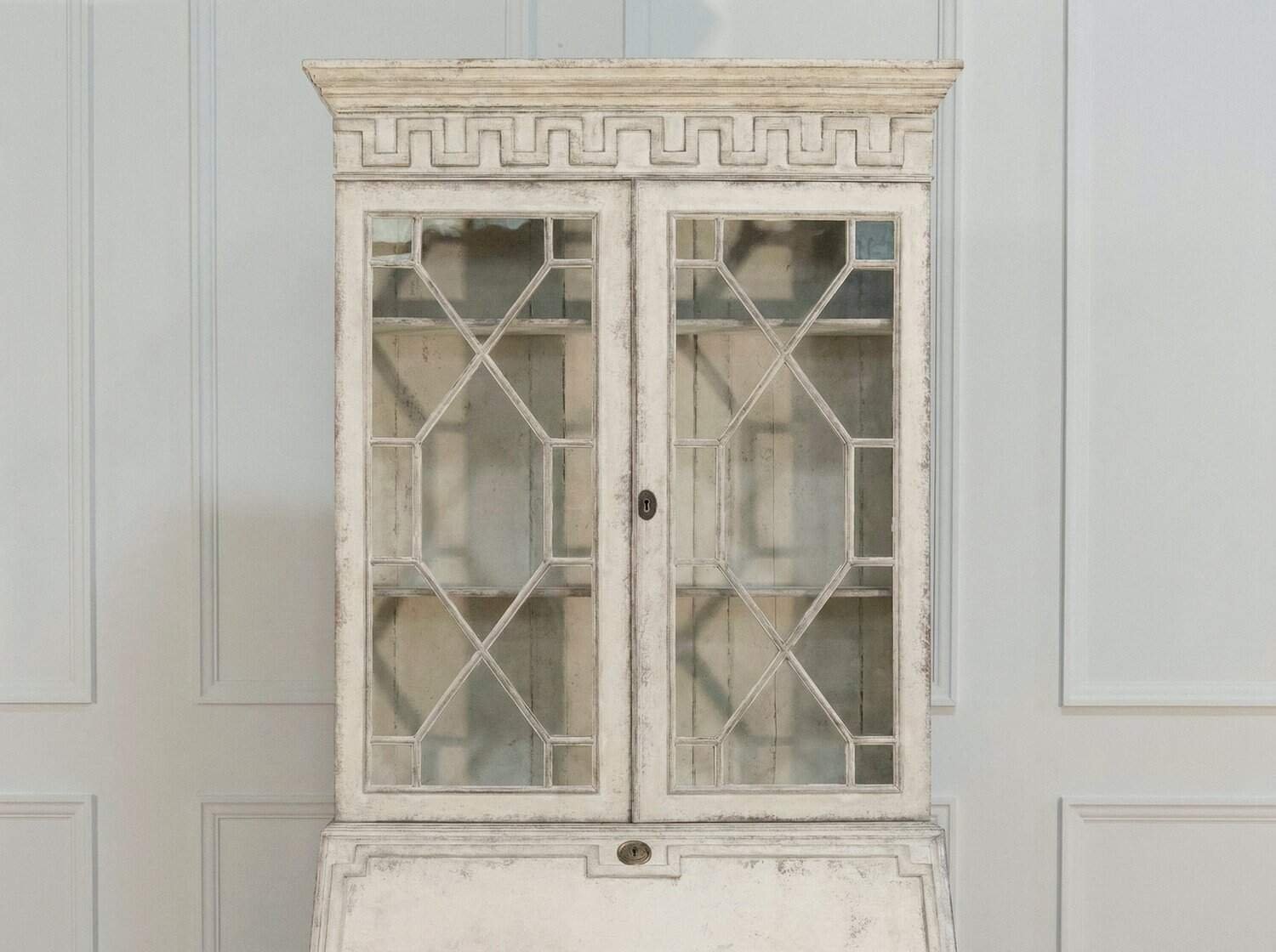 European two-part vitrine cabinet with fine carvings, circa 1790 - JAA