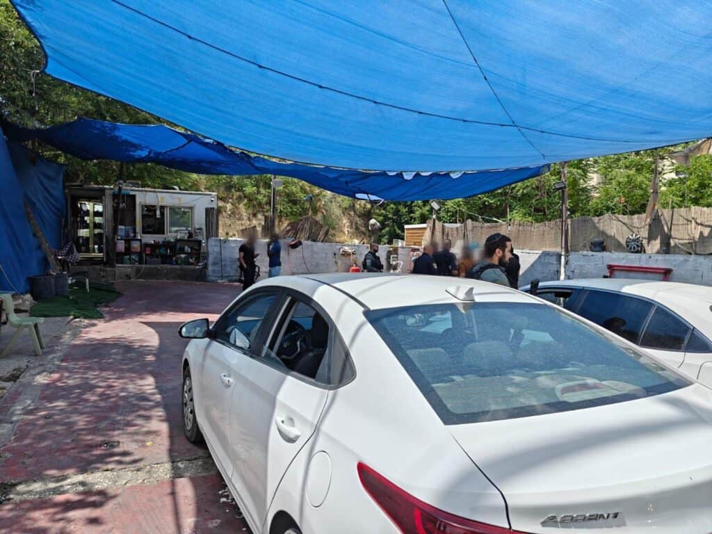 פשיטה של בלשי המשטרה במתחם שטיפת רכבים באבו גוש