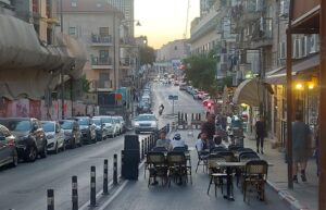 שולחנות פזורים באמצע רחוב אגריפס בירושלים כחלק מפרויקט המדרחוב, כמעט ללא מבקרים