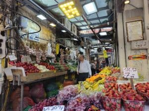 שוק מחנה יהודה בירושלים – צבעים, תנועה ורגעים של עומס מתוק בין דוכנים וסוחרים