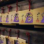 日本神社木製祈願牌，合格御守與考試祈願文章特色圖片