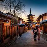 日本京都街道與和服旅客，安產子授神社文章特色圖片