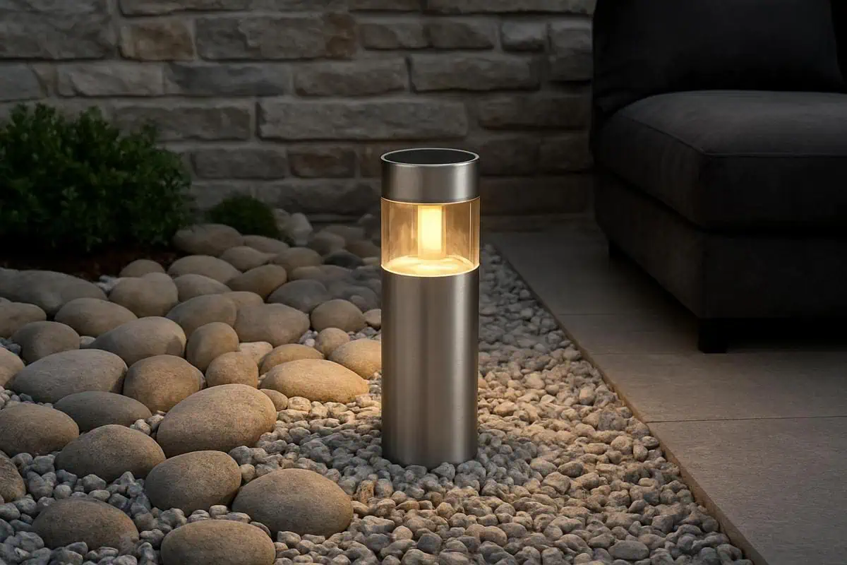 Bornes solaires LED en aluminium brossé pour déco jardin extérieur avec cailloux et graviers
