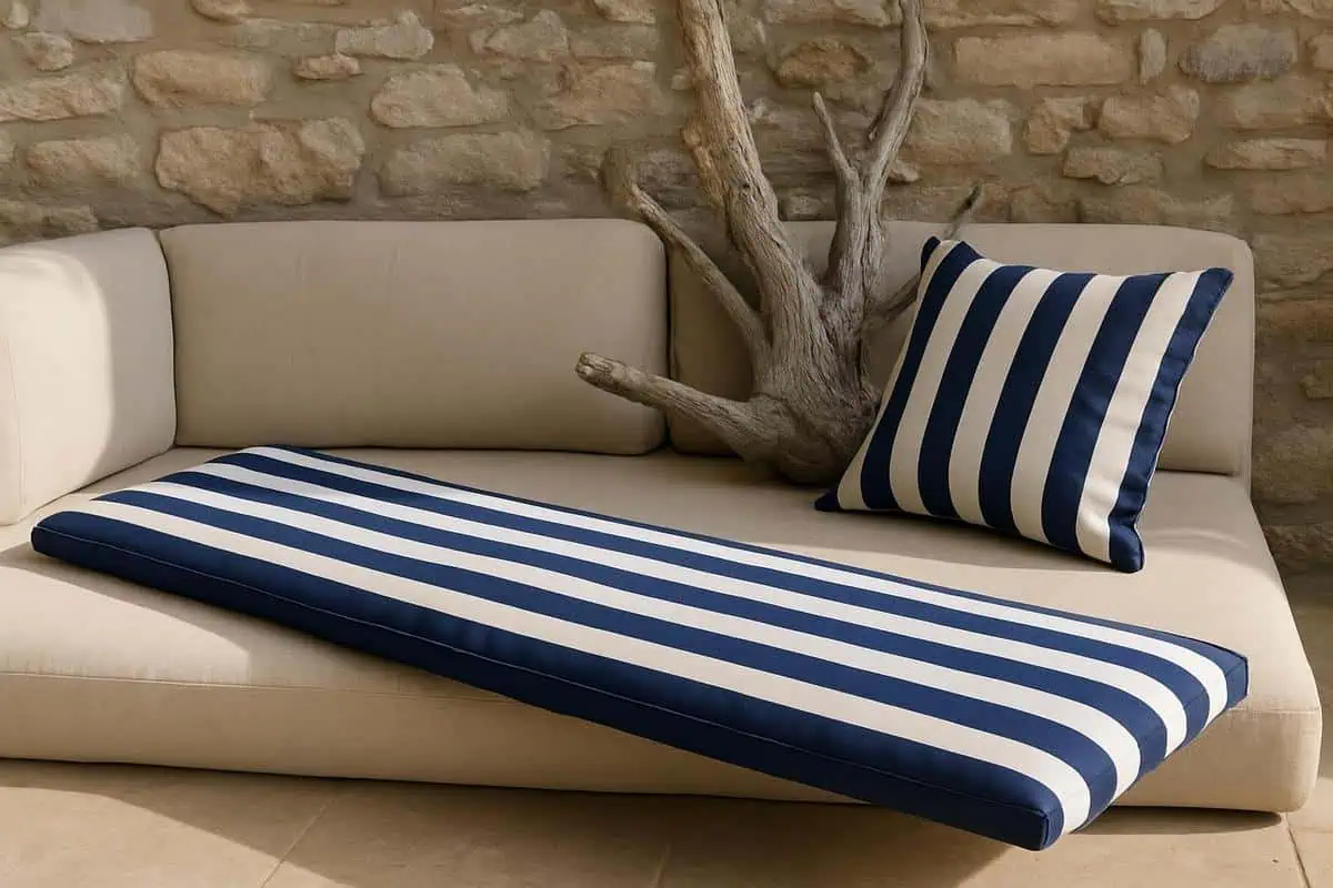 Coussin d'extérieur en toile de transat rayée blanc et bleu marine pour décoration jardin style bord de mer