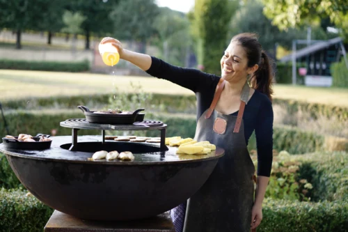 Femme qui cuisine sur un brasero Quoco
