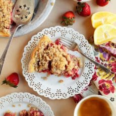Slice of strawberry crumble pie with tea.