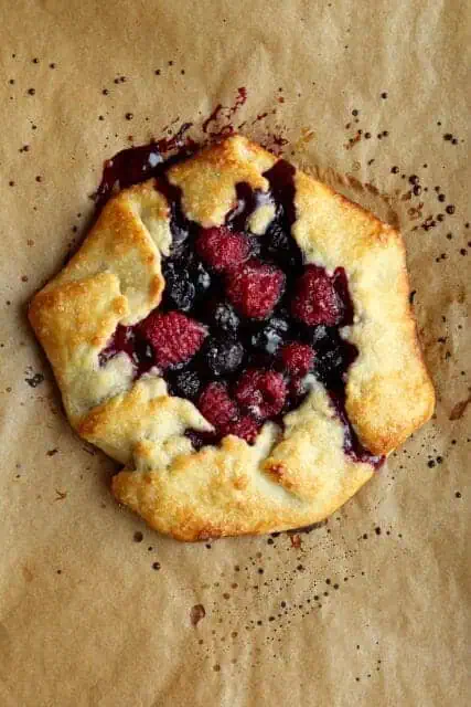 Baked berry crostata