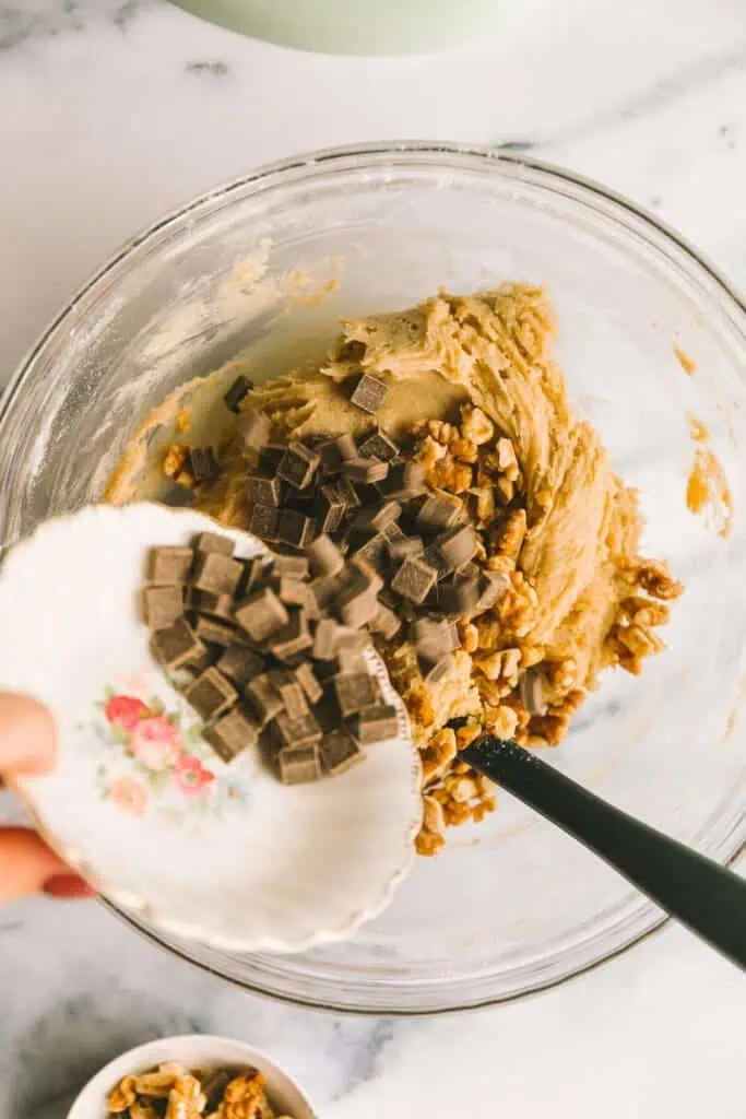 adding chocolate chips to blondie recipe