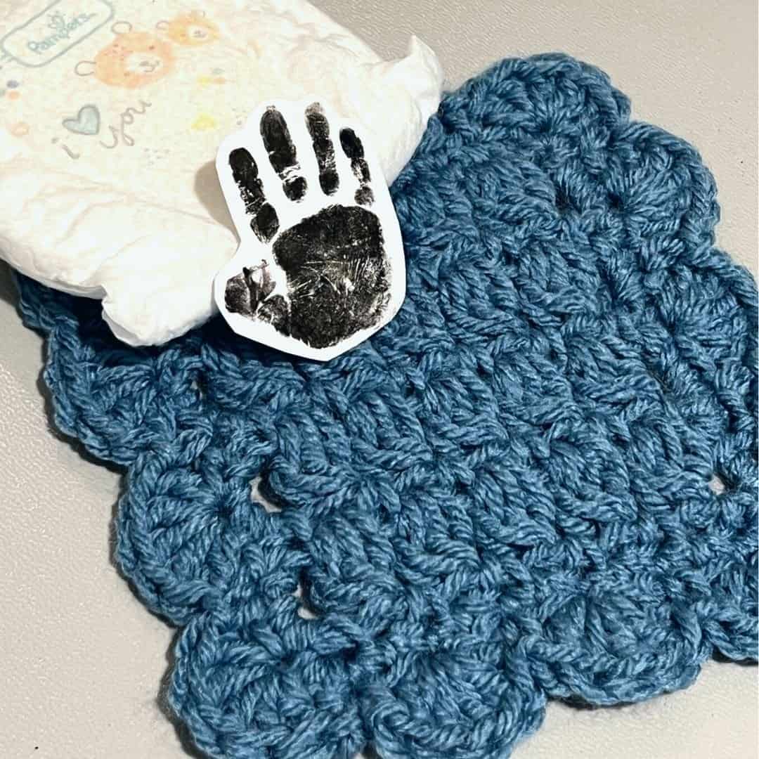 These bonding squares are the perfect crochet squares to work up for those preemies who are in the NICU. Read all about it here and get the free pattern