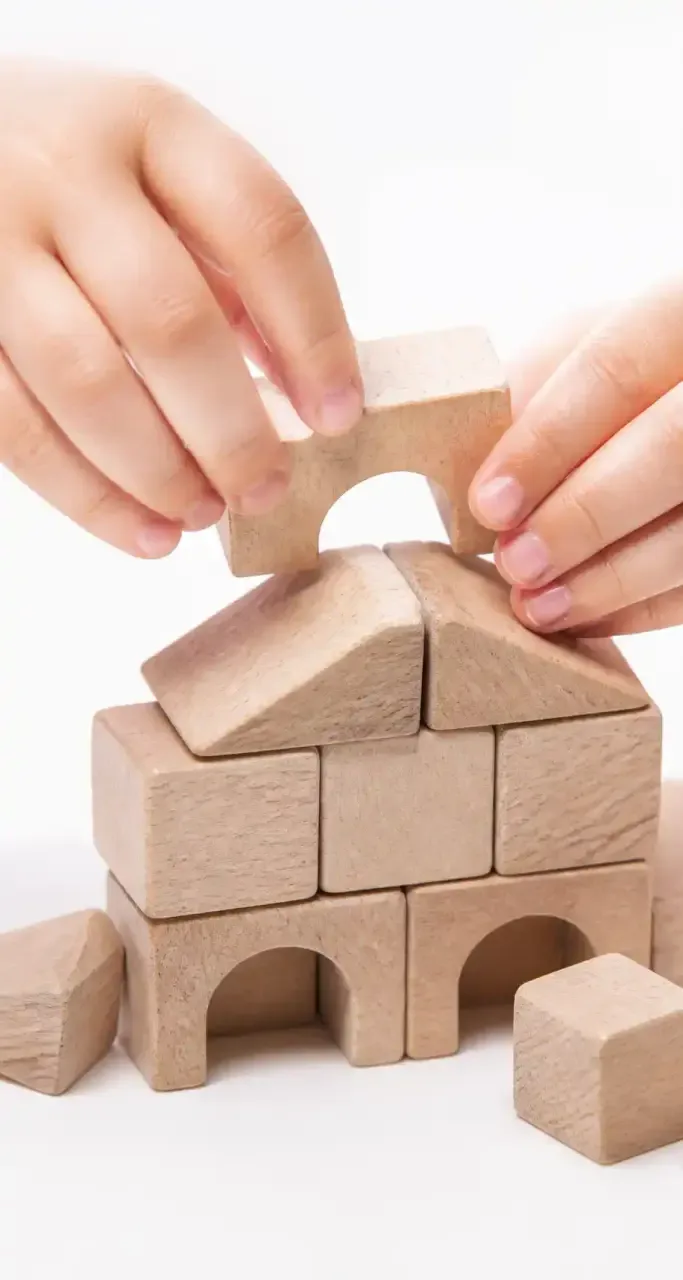 Gros plan sur un jeu de construction en bois pour enfant