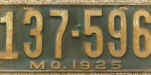 Missouri 1925 car license plate #137-596