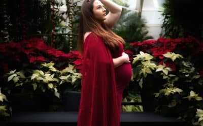 Holiday Maternity Photos at the Foellinger-Freimann Botanical Conservatory in Fort Wayne, Indiana || Krista
