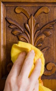 membersihkan mebel ukir