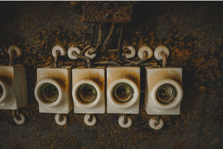 Can outdoor sockets be used in the rain