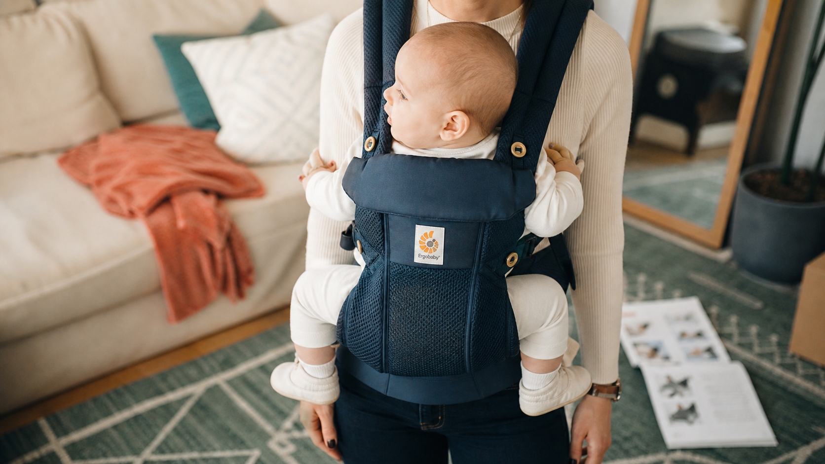 Porte bébé chicco : portage physiologique, bébé en position M contre le torse