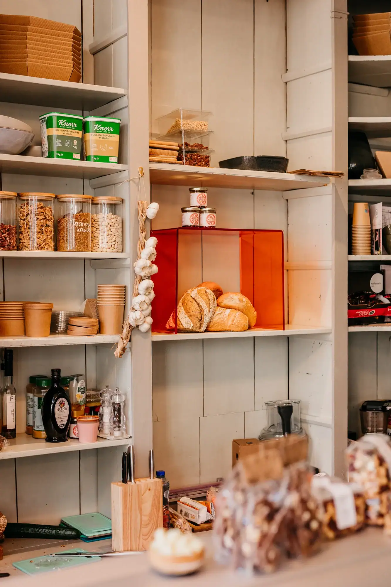 Knikstudio bijzettafel 'Iconic Retro' in een gezellige winkelruimte met diverse producten en accesso.