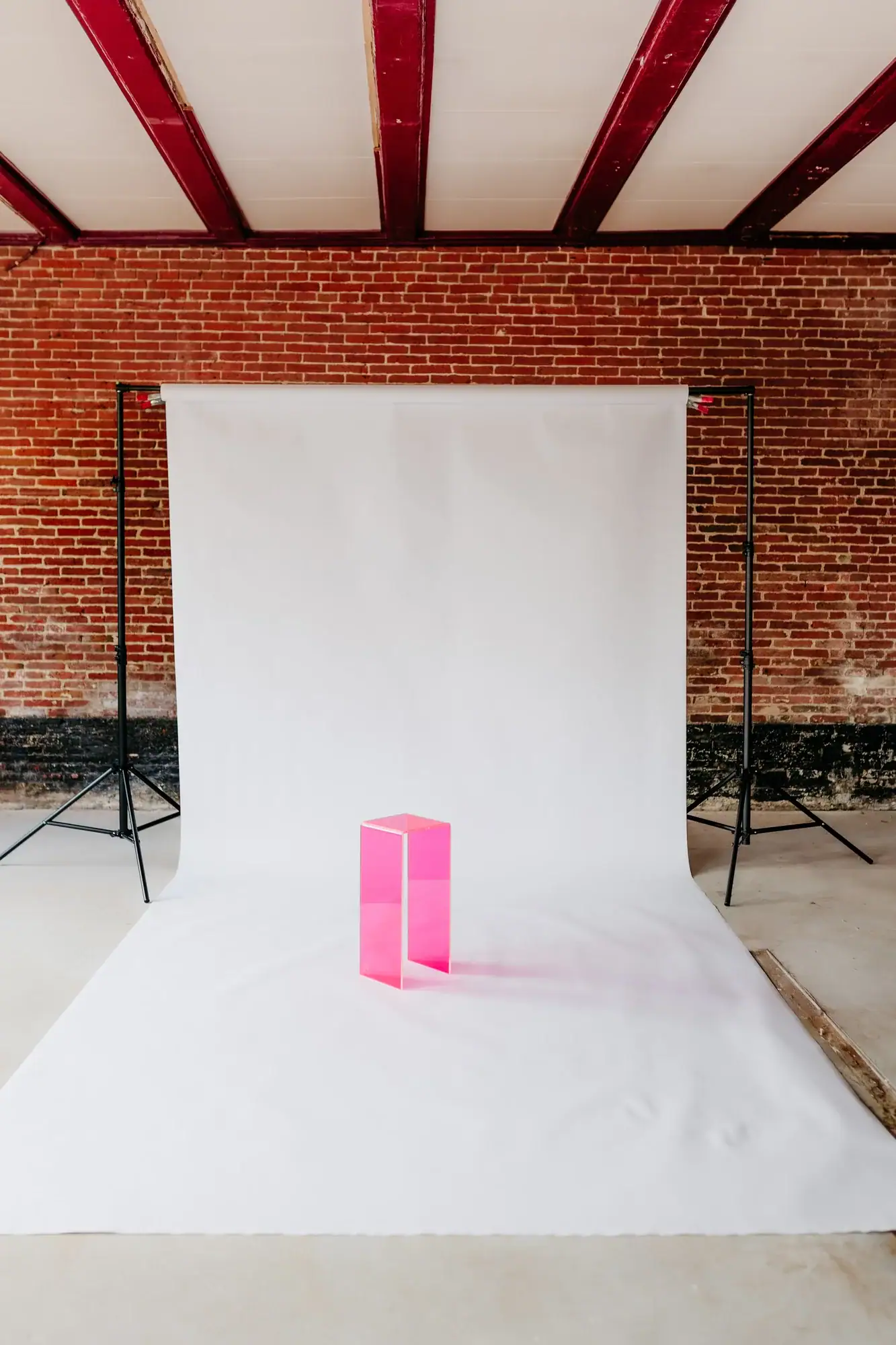 Hot pink plantentafel op witte achtergrond, perfect voor interieurdecoratie.
