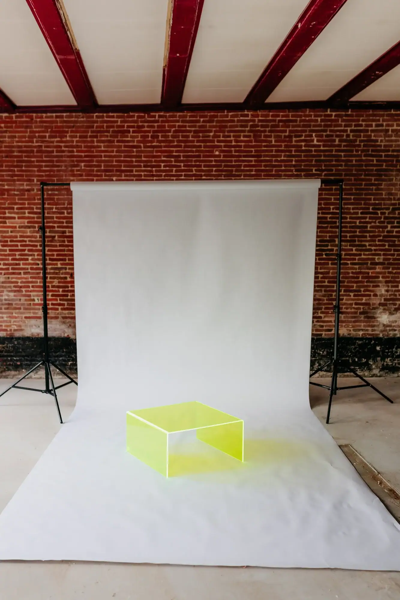 Cube Glow salontafel met verlichte kubus voor moderne woonruimte.