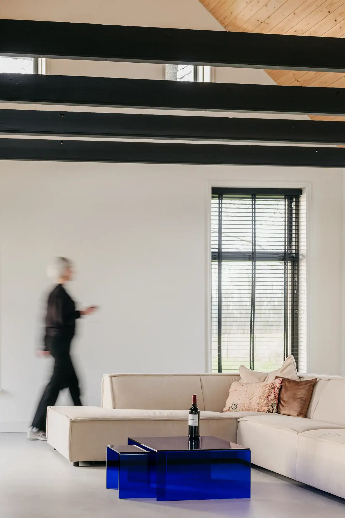 Salontafel 'Cube Deep' in modern woonkamer met witte bank en grote ramen.