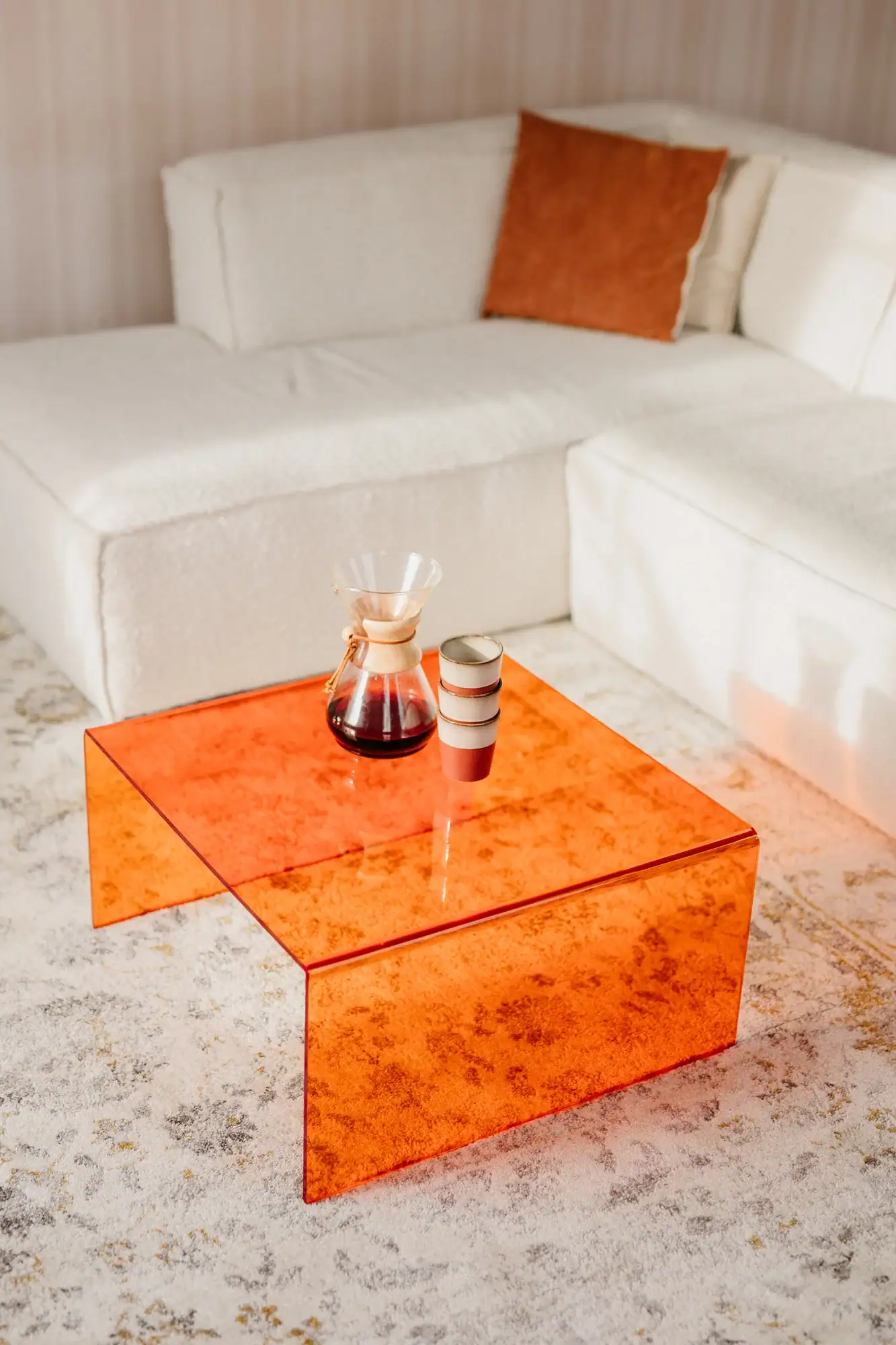 Cube Retro salontafel in oranje acryl, modern en stijlvol design.