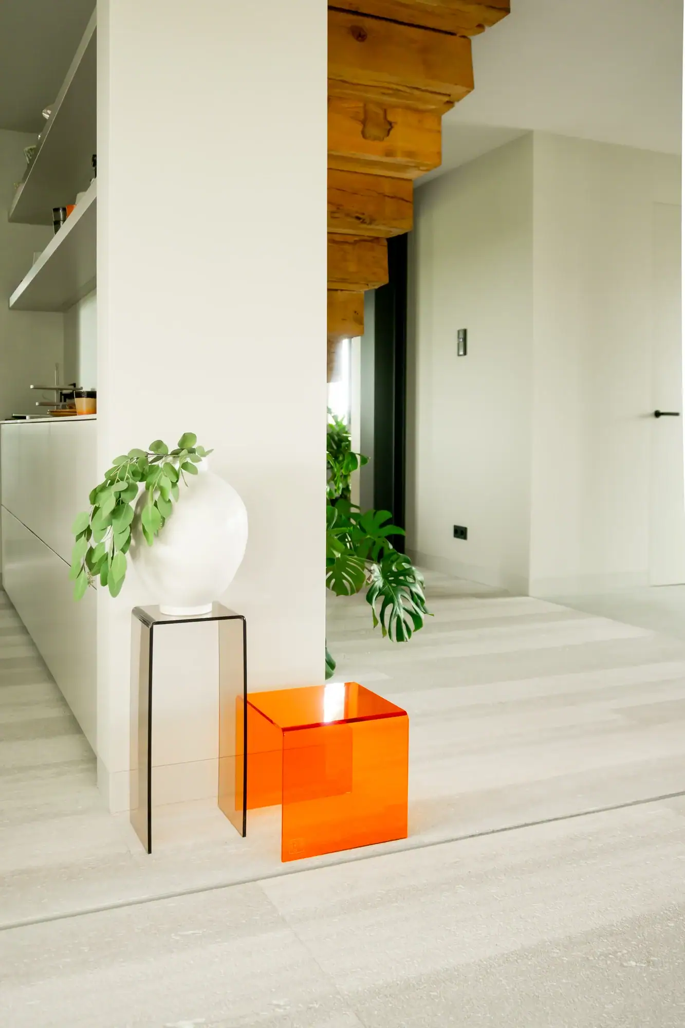 Moderne plantentafel 'Pilar Hazel' in een lichte interieurruimte.