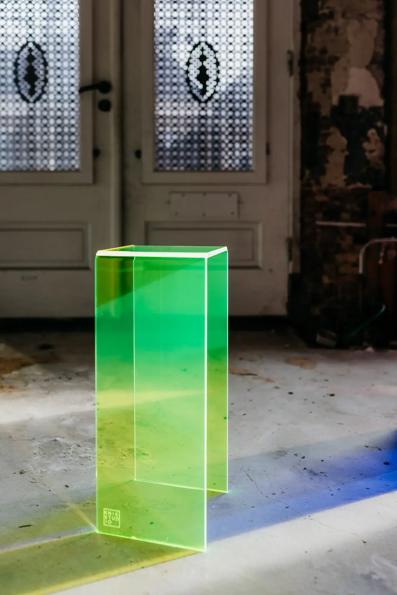 Knikstudioplantenafel 'Pilar Glow' in helder groen met glow-effect, perfect voor moderne interieurde.