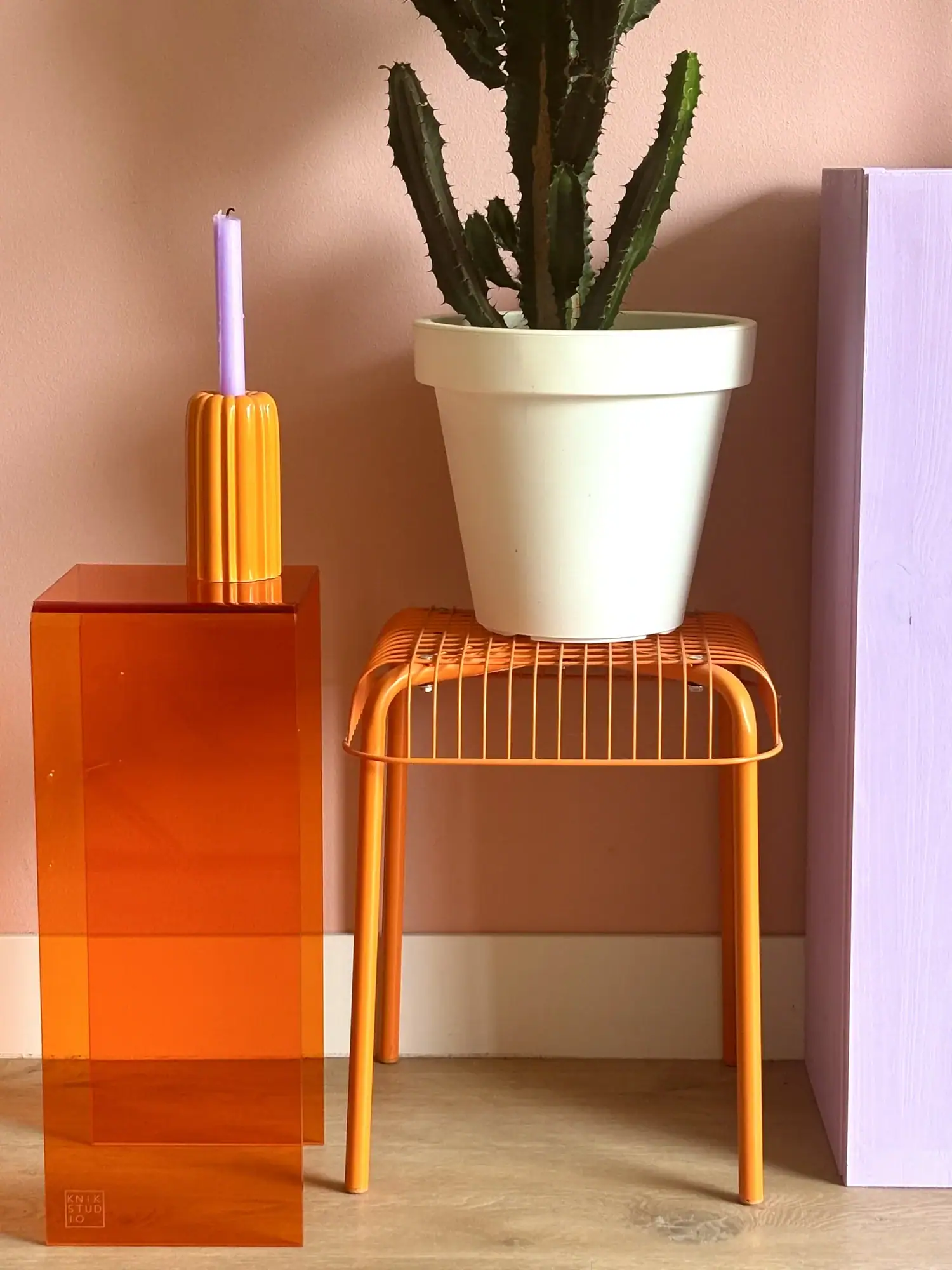 Kunststof plantentafel met cactus en kaars, retro design, kleurrijk en modern.