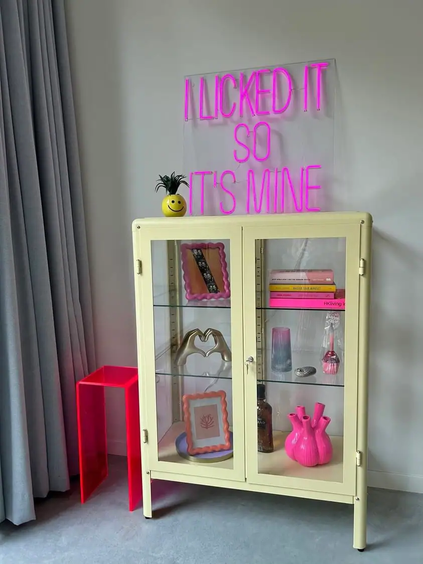 Knikstudioplantentafel 'Pilar Hot Pink' met kleurrijke decoraties en neontekst.
