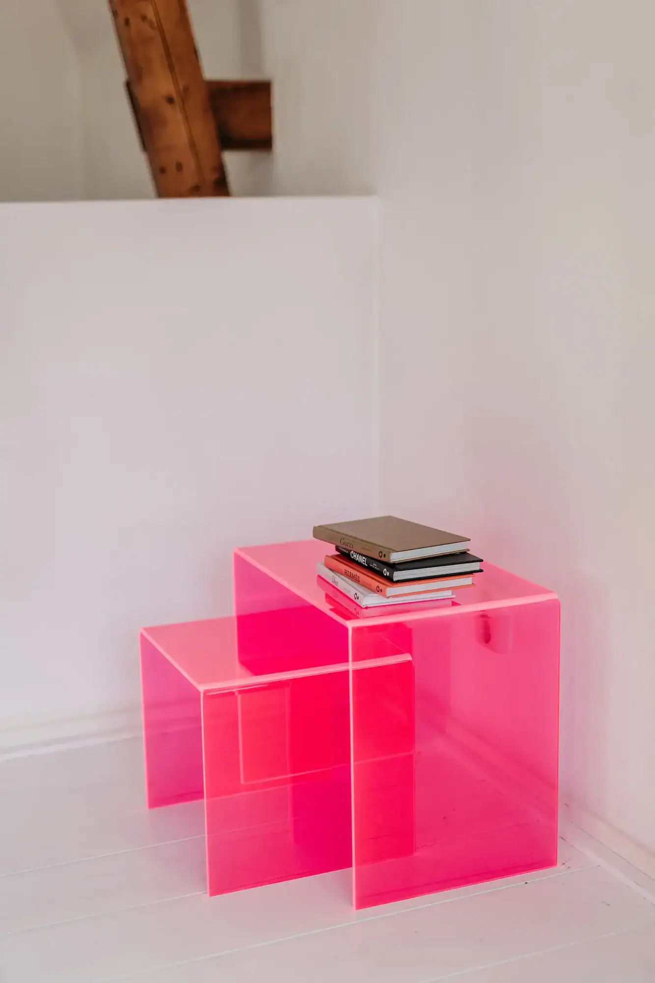 Bijzettafel 'Iconic Hot Pink' voor moderne interieuraccenten.