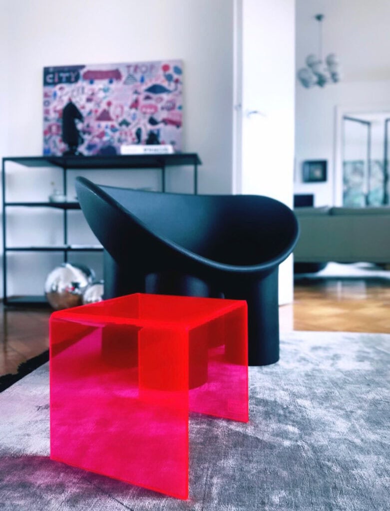 Zwart en roze modern design meubel in woonkamer, stijlvolle en unieke interieurstijl.