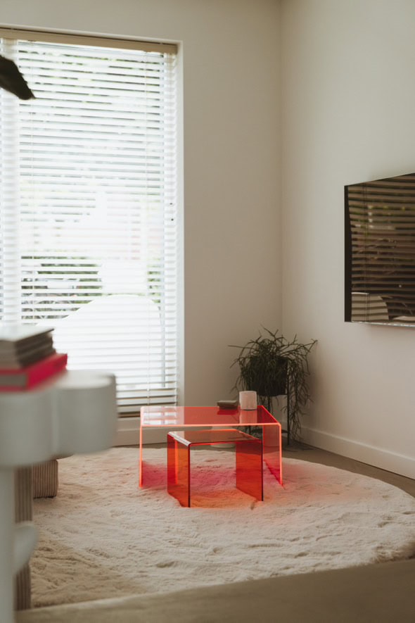 Knikstudio interieurontwerp met minimalistische stijl en natuurlijke lichtinval.