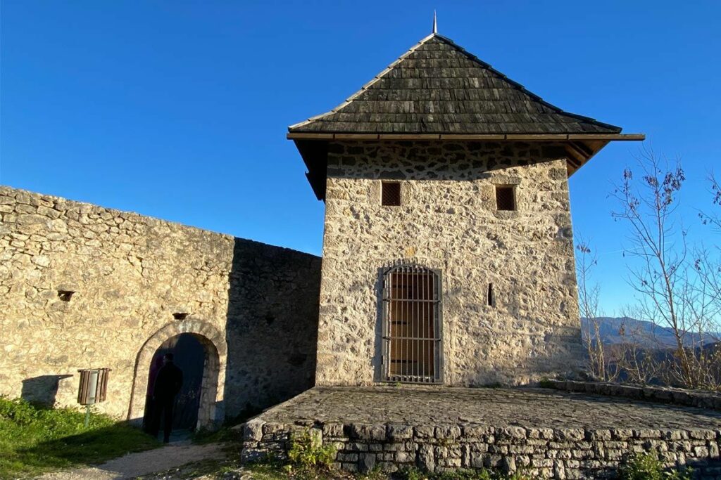 "Tvrđava Ključ na vrhu brda s pogledom na dolinu rijeke Sane."
